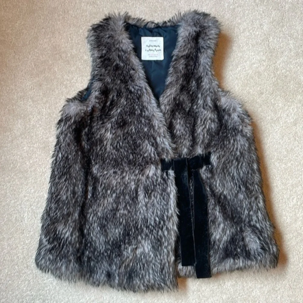 🛵 Zara kids outerwear collection size 11/12 gray faux fur vest velvet tie